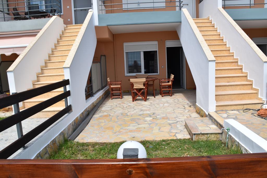Aperanto House Paralia Loutsas Екстериор снимка