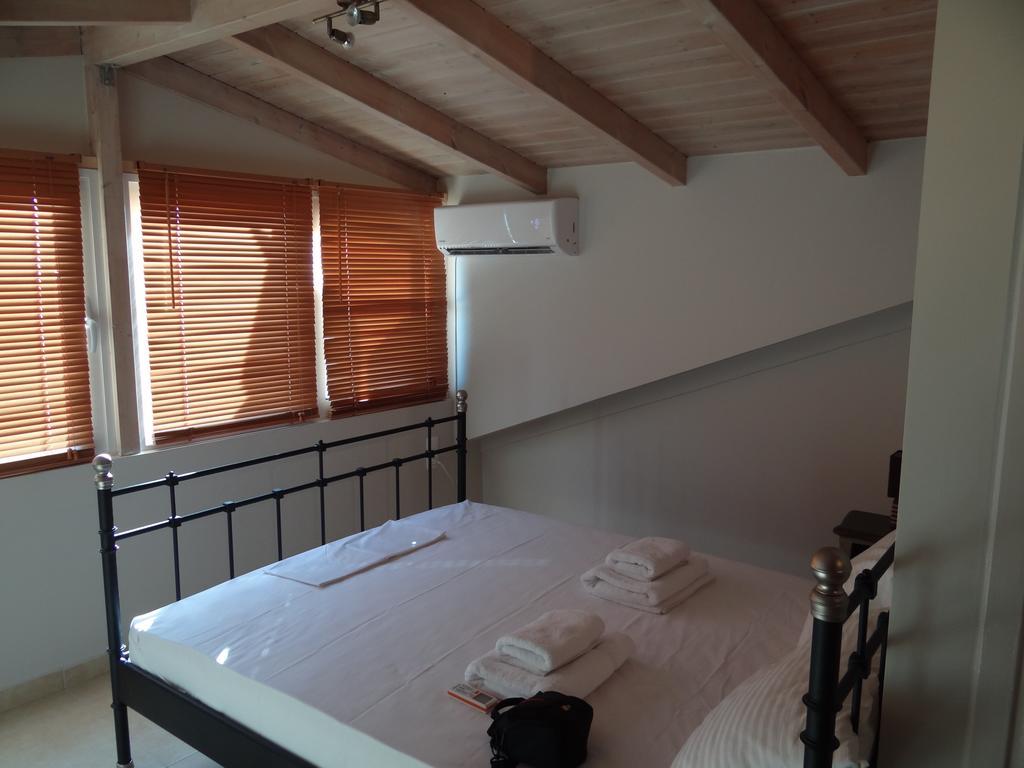 Aperanto House Paralia Loutsas Екстериор снимка
