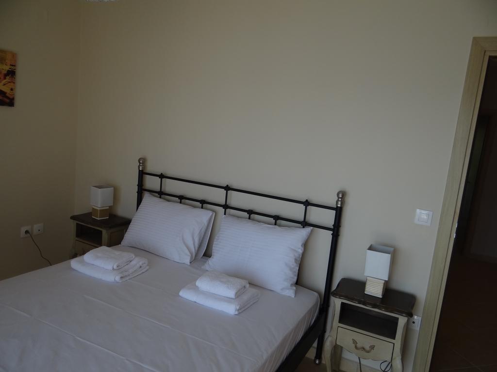 Aperanto House Paralia Loutsas Екстериор снимка