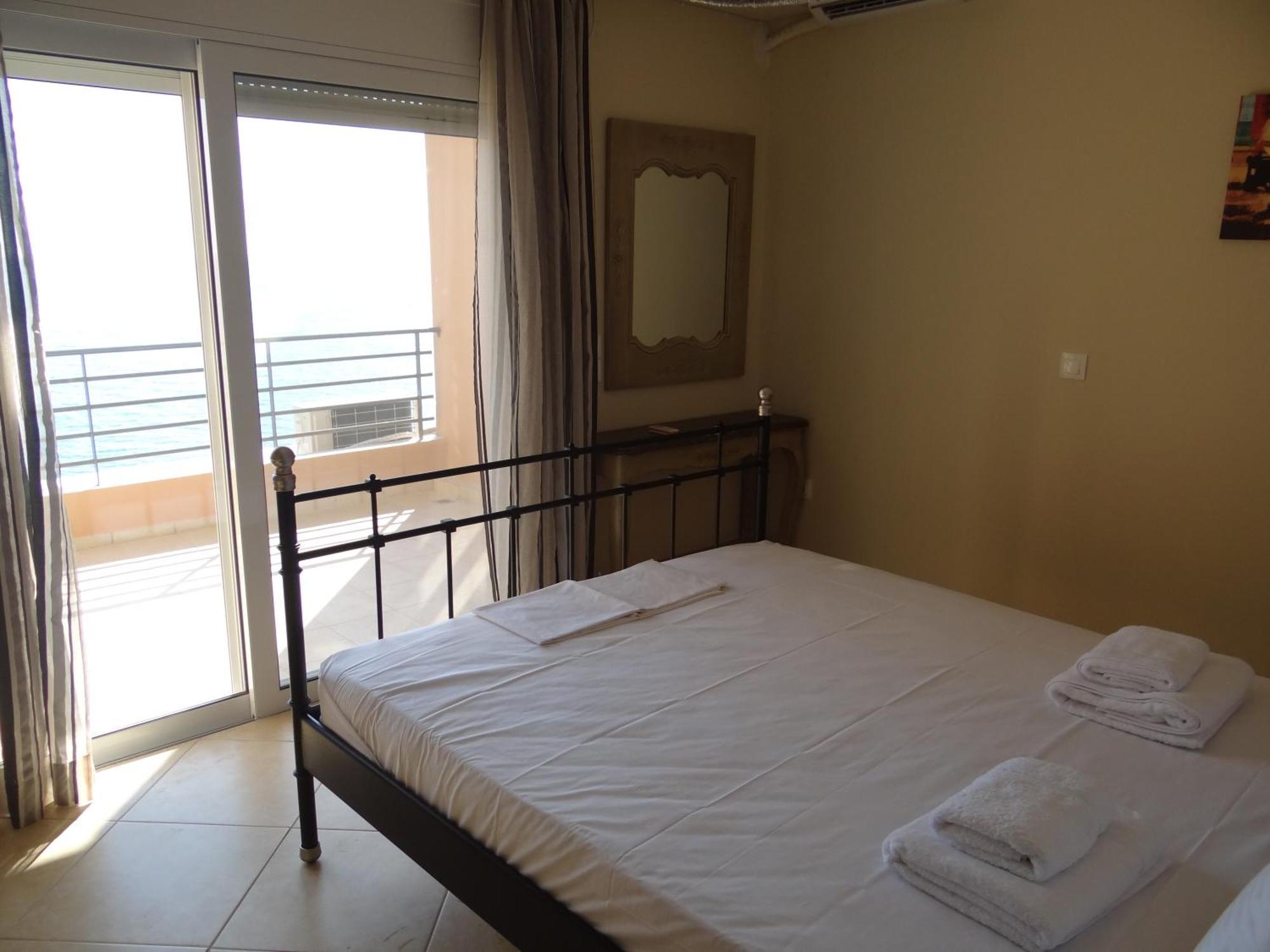 Aperanto House Paralia Loutsas Стая снимка