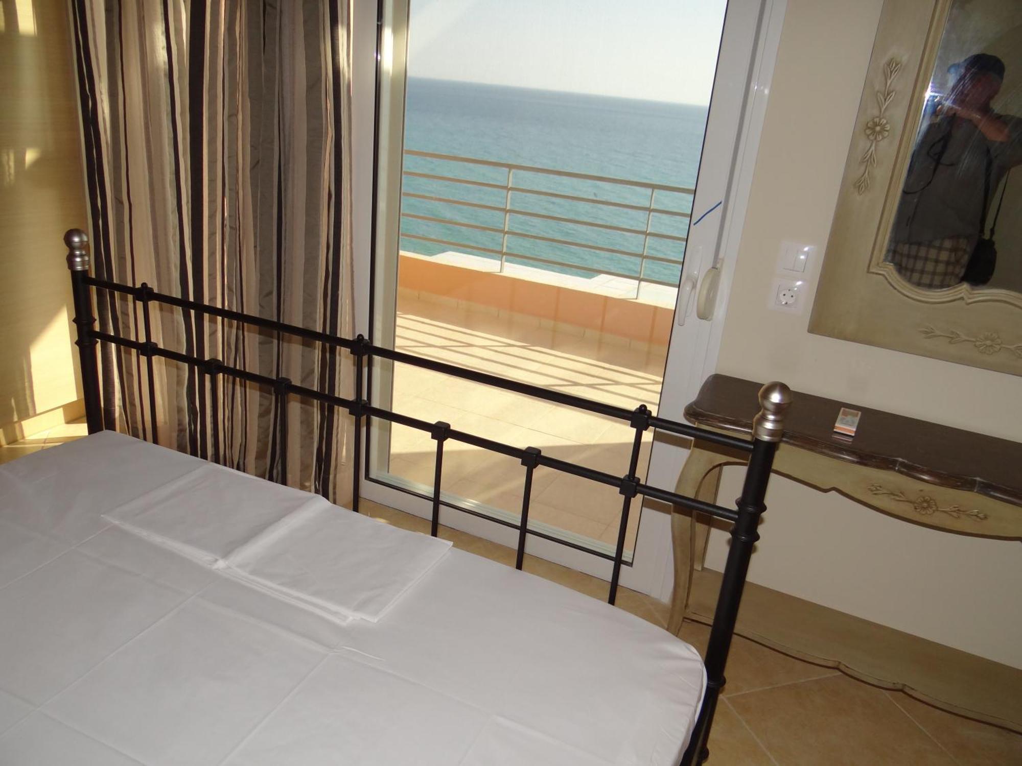 Aperanto House Paralia Loutsas Стая снимка