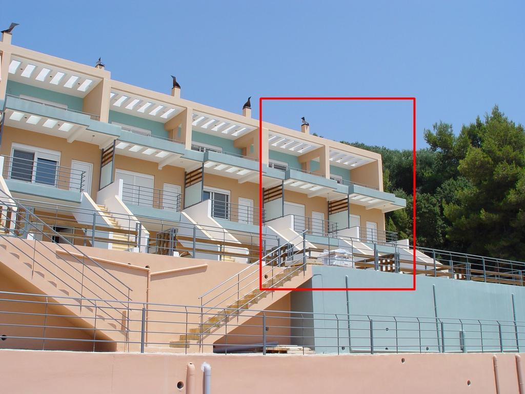 Aperanto House Paralia Loutsas Екстериор снимка