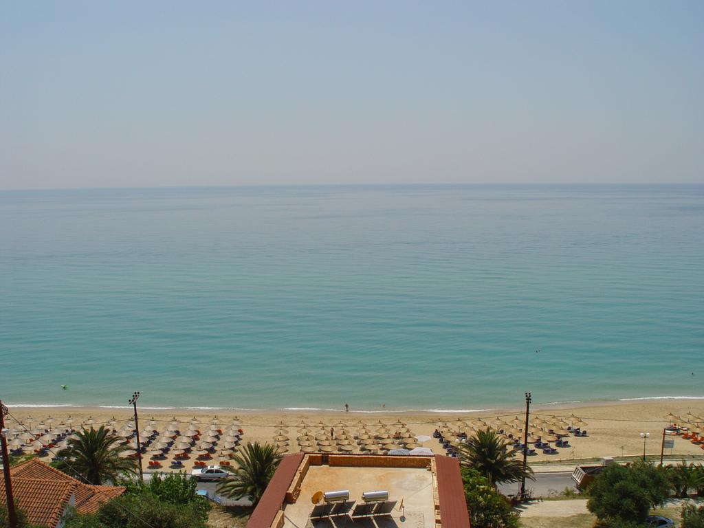 Aperanto House Paralia Loutsas Екстериор снимка