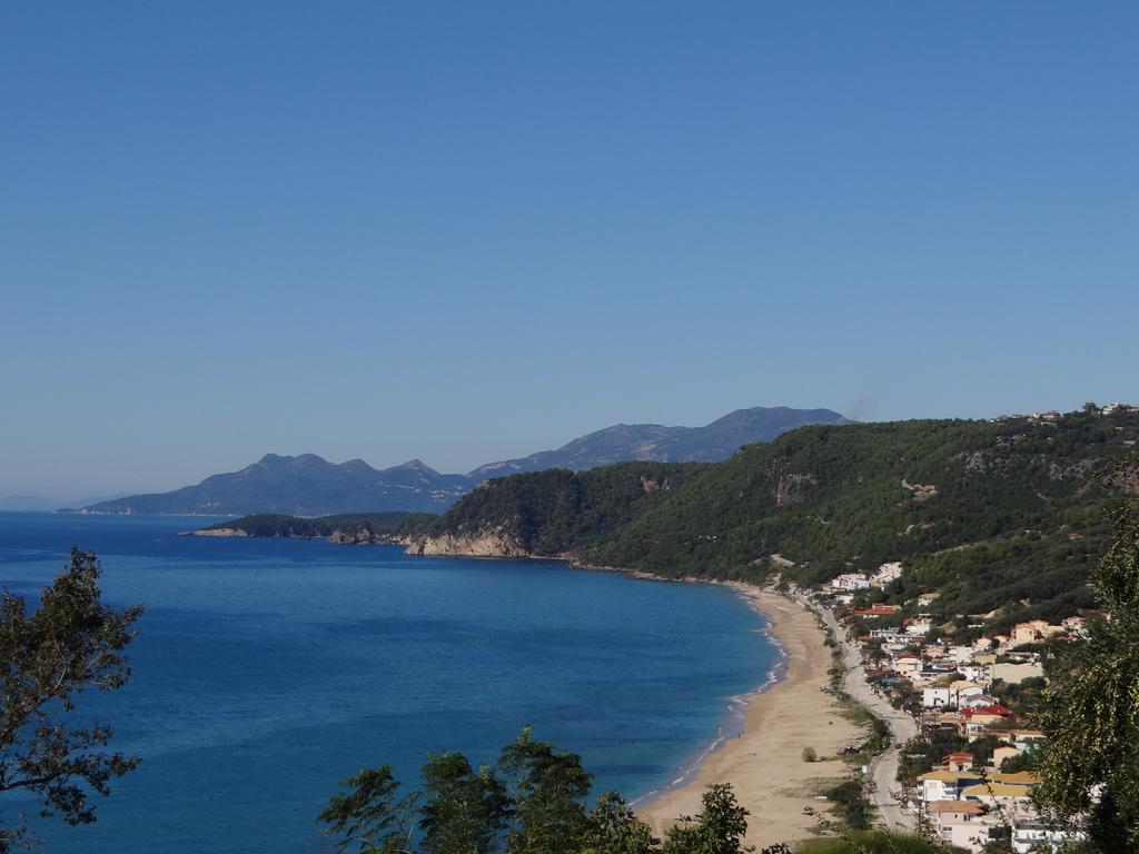 Aperanto House Paralia Loutsas Екстериор снимка