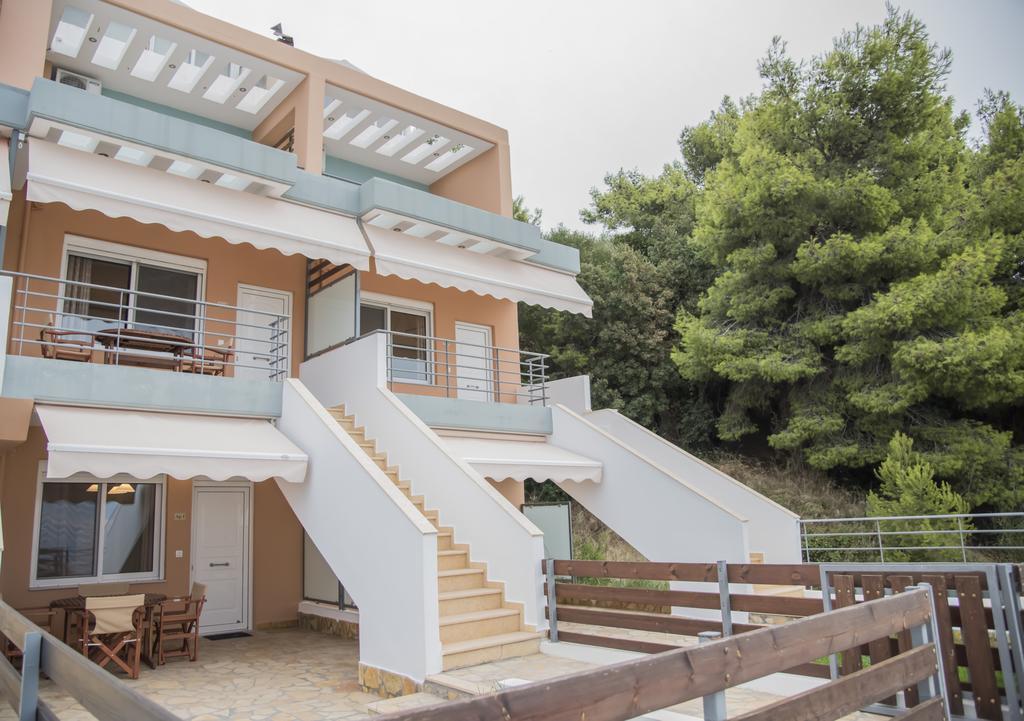 Aperanto House Paralia Loutsas Екстериор снимка