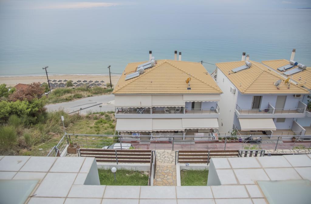 Aperanto House Paralia Loutsas Екстериор снимка