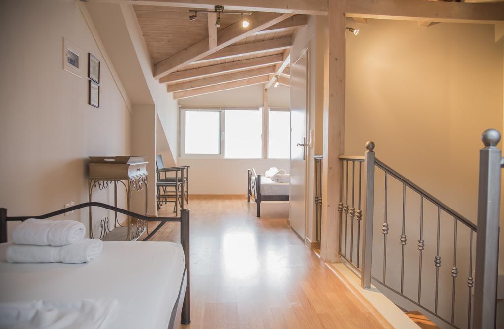 Aperanto House Paralia Loutsas Екстериор снимка