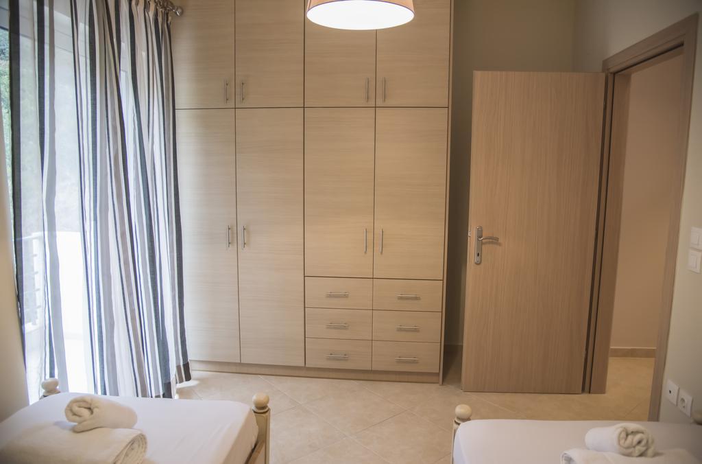 Aperanto House Paralia Loutsas Екстериор снимка