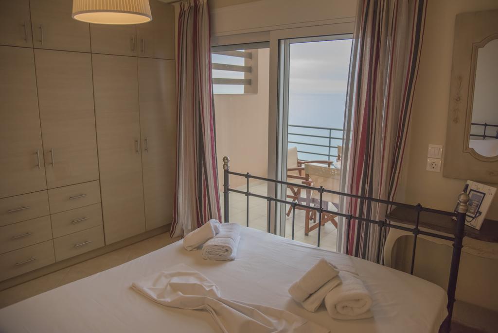 Aperanto House Paralia Loutsas Екстериор снимка