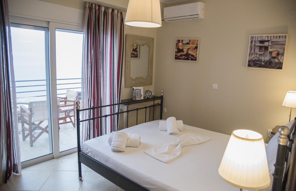 Aperanto House Paralia Loutsas Екстериор снимка
