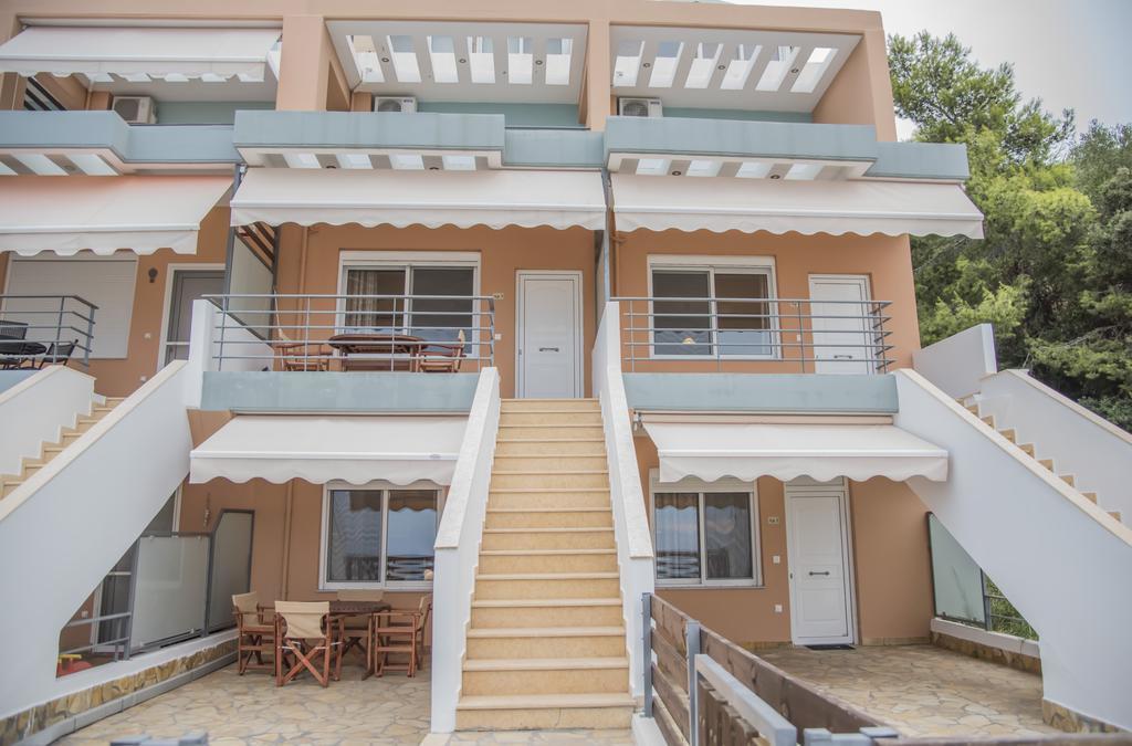 Aperanto House Paralia Loutsas Екстериор снимка