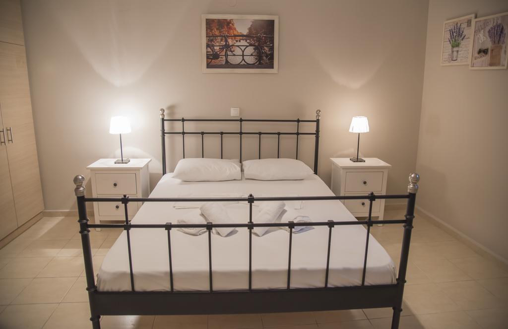 Aperanto House Paralia Loutsas Екстериор снимка